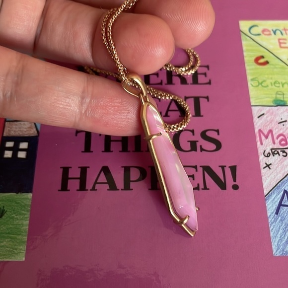Kendra Scott Cassidy Pink Stone Pendant Necklace - Picture 4 of 4